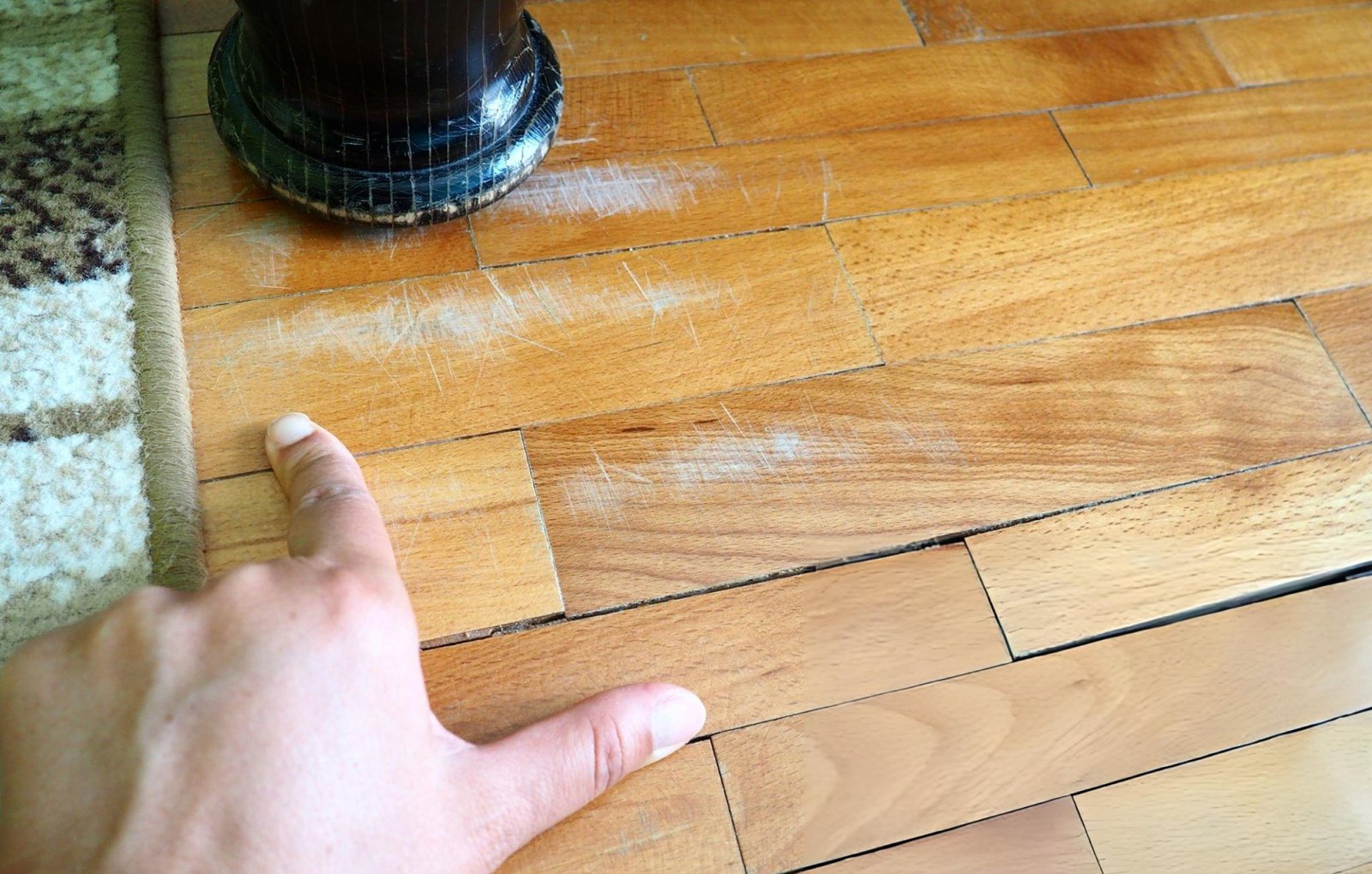 How to Repair Damaged Laminate Flooring at Home